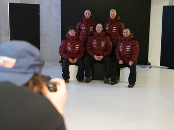 Aizkadri no fotosesijas: Latvijas kamaniņu izlase sezonu sāk ar jaunu ekipējumu un stipru komandas vienotību