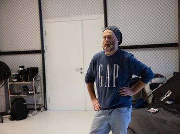 Aizkadri no fotosesijas: Latvijas kamaniņu izlase sezonu sāk ar jaunu ekipējumu un stipru komandas vienotību