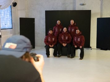 Aizkadri no fotosesijas: Latvijas kamaniņu izlase sezonu sāk ar jaunu ekipējumu un stipru komandas vienotību