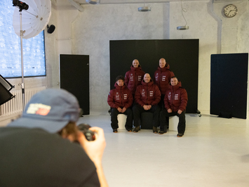 Aizkadri no fotosesijas: Latvijas kamaniņu izlase sezonu sāk ar jaunu ekipējumu un stipru komandas vienotību