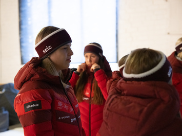 Aizkadri no fotosesijas: Latvijas kamaniņu izlase sezonu sāk ar jaunu ekipējumu un stipru komandas vienotību