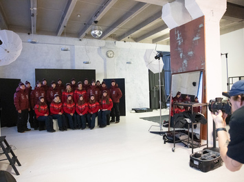 Aizkadri no fotosesijas: Latvijas kamaniņu izlase sezonu sāk ar jaunu ekipējumu un stipru komandas vienotību