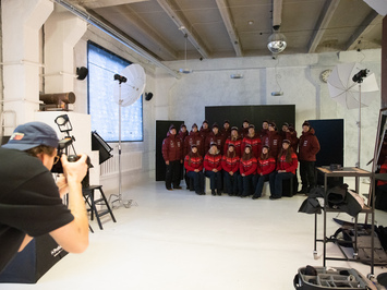 Aizkadri no fotosesijas: Latvijas kamaniņu izlase sezonu sāk ar jaunu ekipējumu un stipru komandas vienotību