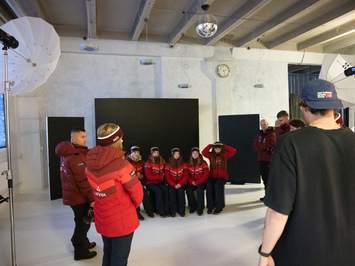 Aizkadri no fotosesijas: Latvijas kamaniņu izlase sezonu sāk ar jaunu ekipējumu un stipru komandas vienotību