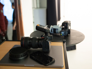 Aizkadri no fotosesijas: Latvijas kamaniņu izlase sezonu sāk ar jaunu ekipējumu un stipru komandas vienotību