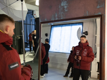 Aizkadri no fotosesijas: Latvijas kamaniņu izlase sezonu sāk ar jaunu ekipējumu un stipru komandas vienotību