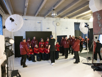 Aizkadri no fotosesijas: Latvijas kamaniņu izlase sezonu sāk ar jaunu ekipējumu un stipru komandas vienotību