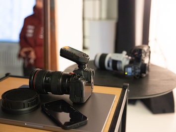 Aizkadri no fotosesijas: Latvijas kamaniņu izlase sezonu sāk ar jaunu ekipējumu un stipru komandas vienotību