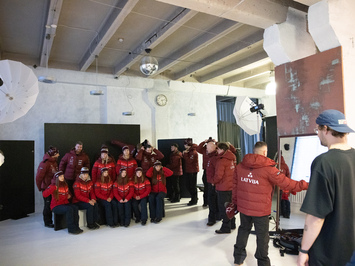 Aizkadri no fotosesijas: Latvijas kamaniņu izlase sezonu sāk ar jaunu ekipējumu un stipru komandas vienotību