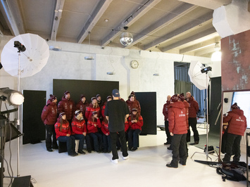 Aizkadri no fotosesijas: Latvijas kamaniņu izlase sezonu sāk ar jaunu ekipējumu un stipru komandas vienotību