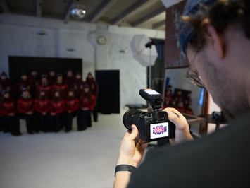 Aizkadri no fotosesijas: Latvijas kamaniņu izlase sezonu sāk ar jaunu ekipējumu un stipru komandas vienotību