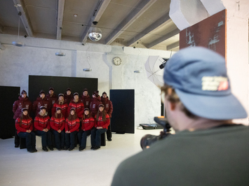 Aizkadri no fotosesijas: Latvijas kamaniņu izlase sezonu sāk ar jaunu ekipējumu un stipru komandas vienotību