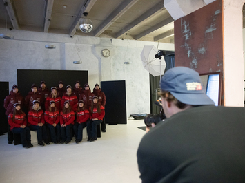 Aizkadri no fotosesijas: Latvijas kamaniņu izlase sezonu sāk ar jaunu ekipējumu un stipru komandas vienotību