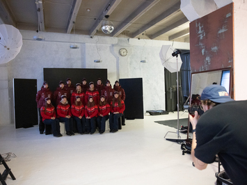 Aizkadri no fotosesijas: Latvijas kamaniņu izlase sezonu sāk ar jaunu ekipējumu un stipru komandas vienotību