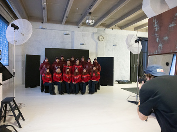 Aizkadri no fotosesijas: Latvijas kamaniņu izlase sezonu sāk ar jaunu ekipējumu un stipru komandas vienotību