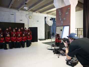 Aizkadri no fotosesijas: Latvijas kamaniņu izlase sezonu sāk ar jaunu ekipējumu un stipru komandas vienotību