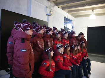 Aizkadri no fotosesijas: Latvijas kamaniņu izlase sezonu sāk ar jaunu ekipējumu un stipru komandas vienotību