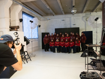 Aizkadri no fotosesijas: Latvijas kamaniņu izlase sezonu sāk ar jaunu ekipējumu un stipru komandas vienotību