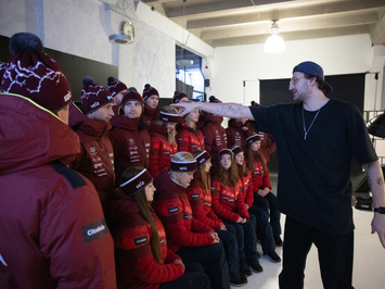 Aizkadri no fotosesijas: Latvijas kamaniņu izlase sezonu sāk ar jaunu ekipējumu un stipru komandas vienotību
