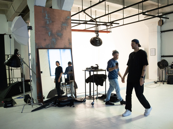 Aizkadri no fotosesijas: Latvijas kamaniņu izlase sezonu sāk ar jaunu ekipējumu un stipru komandas vienotību