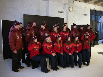 Aizkadri no fotosesijas: Latvijas kamaniņu izlase sezonu sāk ar jaunu ekipējumu un stipru komandas vienotību