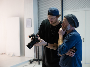 Aizkadri no fotosesijas: Latvijas kamaniņu izlase sezonu sāk ar jaunu ekipējumu un stipru komandas vienotību