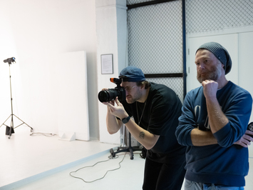 Aizkadri no fotosesijas: Latvijas kamaniņu izlase sezonu sāk ar jaunu ekipējumu un stipru komandas vienotību