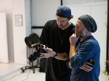 Aizkadri no fotosesijas: Latvijas kamaniņu izlase sezonu sāk ar jaunu ekipējumu un stipru komandas vienotību