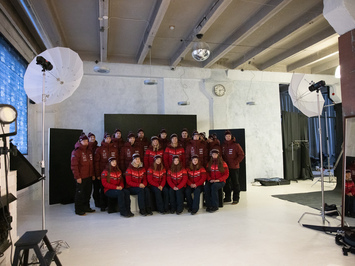 Aizkadri no fotosesijas: Latvijas kamaniņu izlase sezonu sāk ar jaunu ekipējumu un stipru komandas vienotību