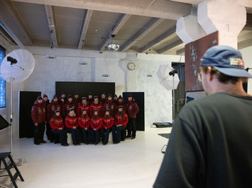 Aizkadri no fotosesijas: Latvijas kamaniņu izlase sezonu sāk ar jaunu ekipējumu un stipru komandas vienotību