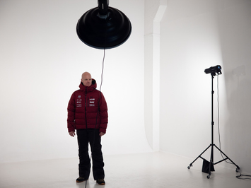 Aizkadri no fotosesijas: Latvijas kamaniņu izlase sezonu sāk ar jaunu ekipējumu un stipru komandas vienotību