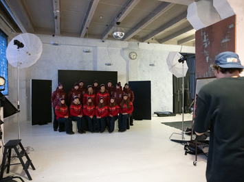 Aizkadri no fotosesijas: Latvijas kamaniņu izlase sezonu sāk ar jaunu ekipējumu un stipru komandas vienotību