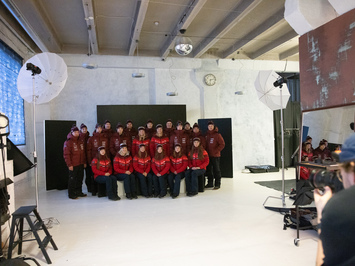 Aizkadri no fotosesijas: Latvijas kamaniņu izlase sezonu sāk ar jaunu ekipējumu un stipru komandas vienotību