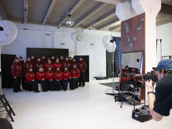 Aizkadri no fotosesijas: Latvijas kamaniņu izlase sezonu sāk ar jaunu ekipējumu un stipru komandas vienotību