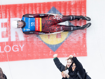 LATVIJAS KAMANIŅU SPORTISTI OBERHOFĀ NOSLĒDZ PASAULES KAUSA POSMU AR MEDAĻU, TOP 4 REZULTĀTIEM UN STABILU SNIEGUMU VISĀS DISCIPLĪNĀS