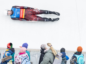 LATVIJAS KAMANIŅU SPORTISTI OBERHOFĀ NOSLĒDZ PASAULES KAUSA POSMU AR MEDAĻU, TOP 4 REZULTĀTIEM UN STABILU SNIEGUMU VISĀS DISCIPLĪNĀS