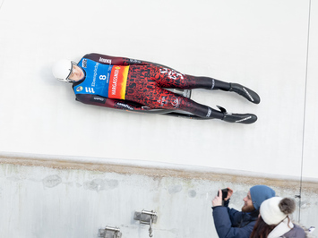 LATVIJAS KAMANIŅU SPORTISTI OBERHOFĀ NOSLĒDZ PASAULES KAUSA POSMU AR MEDAĻU, TOP 4 REZULTĀTIEM UN STABILU SNIEGUMU VISĀS DISCIPLĪNĀS