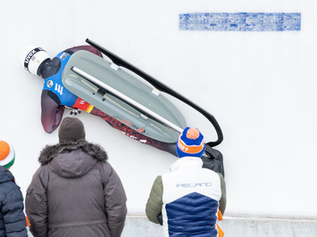 LATVIJAS KAMANIŅU SPORTISTI OBERHOFĀ NOSLĒDZ PASAULES KAUSA POSMU AR MEDAĻU, TOP 4 REZULTĀTIEM UN STABILU SNIEGUMU VISĀS DISCIPLĪNĀS