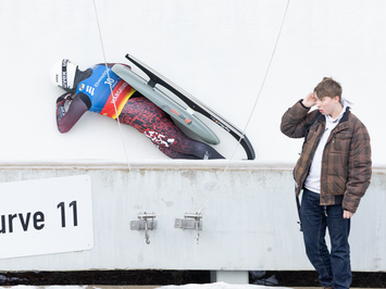 LATVIJAS KAMANIŅU SPORTISTI OBERHOFĀ NOSLĒDZ PASAULES KAUSA POSMU AR MEDAĻU, TOP 4 REZULTĀTIEM UN STABILU SNIEGUMU VISĀS DISCIPLĪNĀS