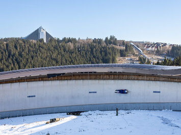 LATVIJAS KAMANIŅU SPORTISTI OBERHOFĀ NOSLĒDZ PASAULES KAUSA POSMU AR MEDAĻU, TOP 4 REZULTĀTIEM UN STABILU SNIEGUMU VISĀS DISCIPLĪNĀS