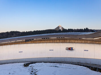 LATVIJAS KAMANIŅU SPORTISTI OBERHOFĀ NOSLĒDZ PASAULES KAUSA POSMU AR MEDAĻU, TOP 4 REZULTĀTIEM UN STABILU SNIEGUMU VISĀS DISCIPLĪNĀS