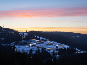 LATVIJAS KAMANIŅU SPORTISTI OBERHOFĀ NOSLĒDZ PASAULES KAUSA POSMU AR MEDAĻU, TOP 4 REZULTĀTIEM UN STABILU SNIEGUMU VISĀS DISCIPLĪNĀS