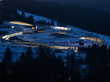 LATVIJAS KAMANIŅU SPORTISTI OBERHOFĀ NOSLĒDZ PASAULES KAUSA POSMU AR MEDAĻU, TOP 4 REZULTĀTIEM UN STABILU SNIEGUMU VISĀS DISCIPLĪNĀS