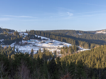 LATVIJAS KAMANIŅU SPORTISTI OBERHOFĀ NOSLĒDZ PASAULES KAUSA POSMU AR MEDAĻU, TOP 4 REZULTĀTIEM UN STABILU SNIEGUMU VISĀS DISCIPLĪNĀS