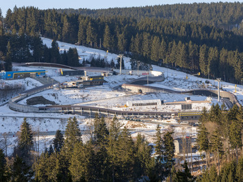 LATVIJAS KAMANIŅU SPORTISTI OBERHOFĀ NOSLĒDZ PASAULES KAUSA POSMU AR MEDAĻU, TOP 4 REZULTĀTIEM UN STABILU SNIEGUMU VISĀS DISCIPLĪNĀS