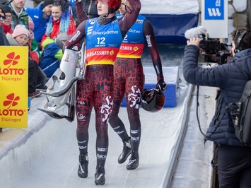 LATVIJAS KAMANIŅU SPORTISTI OBERHOFĀ NOSLĒDZ PASAULES KAUSA POSMU AR MEDAĻU, TOP 4 REZULTĀTIEM UN STABILU SNIEGUMU VISĀS DISCIPLĪNĀS