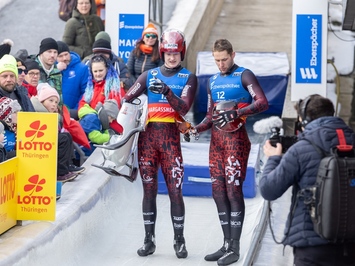 LATVIJAS KAMANIŅU SPORTISTI OBERHOFĀ NOSLĒDZ PASAULES KAUSA POSMU AR MEDAĻU, TOP 4 REZULTĀTIEM UN STABILU SNIEGUMU VISĀS DISCIPLĪNĀS