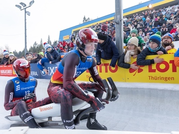 LATVIJAS KAMANIŅU SPORTISTI OBERHOFĀ NOSLĒDZ PASAULES KAUSA POSMU AR MEDAĻU, TOP 4 REZULTĀTIEM UN STABILU SNIEGUMU VISĀS DISCIPLĪNĀS
