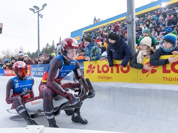 LATVIJAS KAMANIŅU SPORTISTI OBERHOFĀ NOSLĒDZ PASAULES KAUSA POSMU AR MEDAĻU, TOP 4 REZULTĀTIEM UN STABILU SNIEGUMU VISĀS DISCIPLĪNĀS