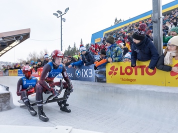 LATVIJAS KAMANIŅU SPORTISTI OBERHOFĀ NOSLĒDZ PASAULES KAUSA POSMU AR MEDAĻU, TOP 4 REZULTĀTIEM UN STABILU SNIEGUMU VISĀS DISCIPLĪNĀS